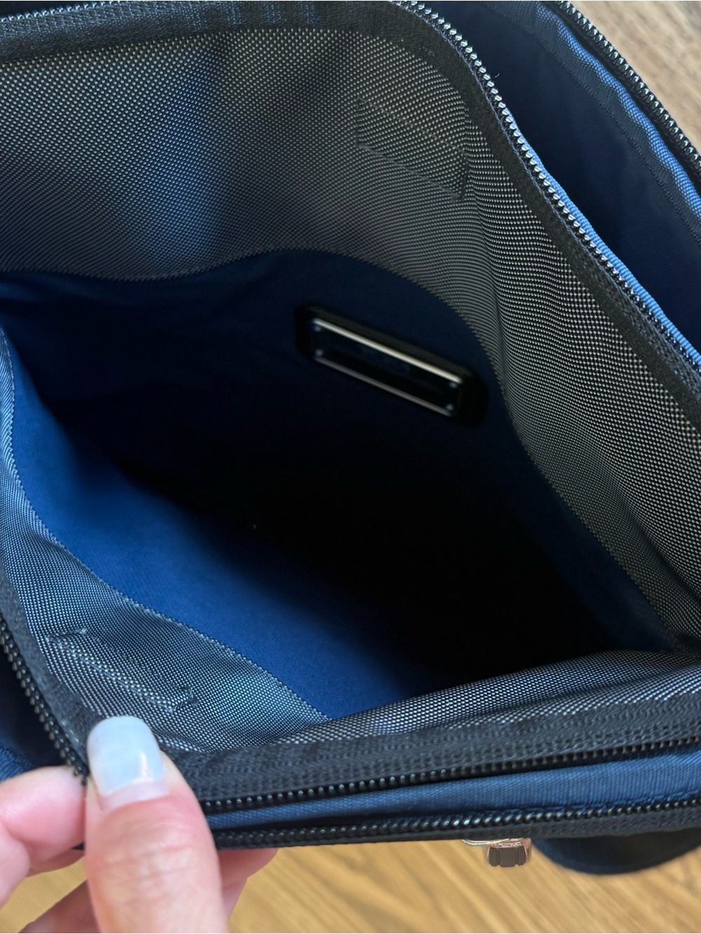 Tumi Arrive Owen Crossbody bag - Picture 7 of 12